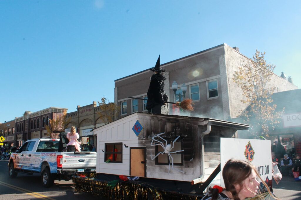 250711320_10159330836943567_8544893746841345937_n kiser construction wizard of oz float at anoka grande day parade