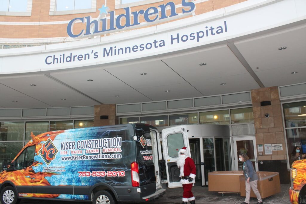 267793389_10159419308388567_7705770243681642589_n santa clause arriving at children's minnesota